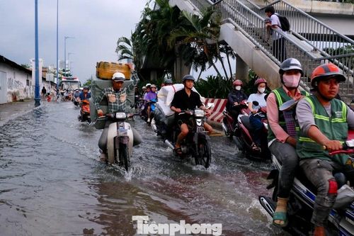 Những khu vực sắp mưa dông ở TPHCM, đỉnh triều lịch sử kết thúc khi nào?