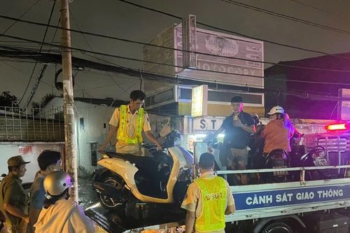 Clip CSGT lội nước đẩy xe hỗ trợ người dân qua điểm ngập