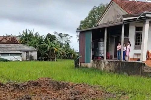 Nguyên nhân vụ nổ kinh hoàng giữa ruộng lúa áp nhà dân ở Quảng Trị