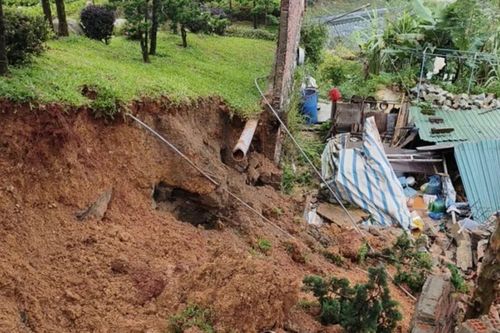 Taluy cao 5m đổ sập, vùi lấp một nhà dân ở Lâm Đồng