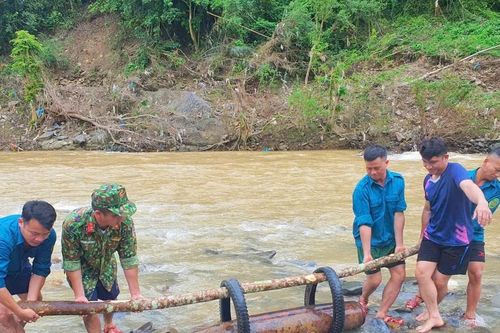 Trục vớt quả bom nặng 2,5 tạ dưới lòng sông