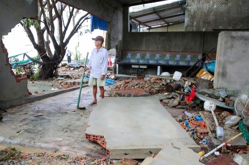 Quảng Ngãi: Người dân thất thần khi trở về nhà sau bão