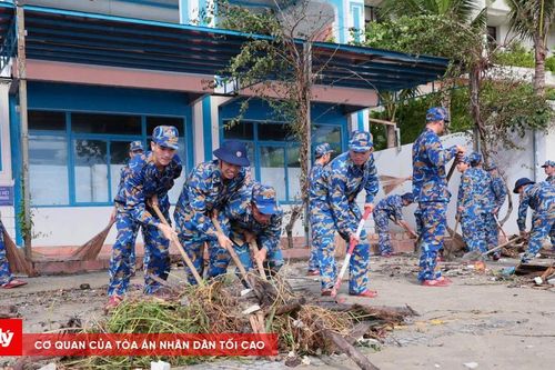 Lực lượng Hải quân tích cực khắc phục hậu quả bão số 13