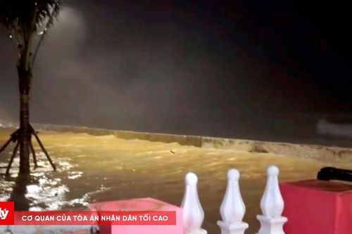 Quảng Ngãi: Triều cường cùng sóng lớn khiến nước biển tràn vào nhà dân