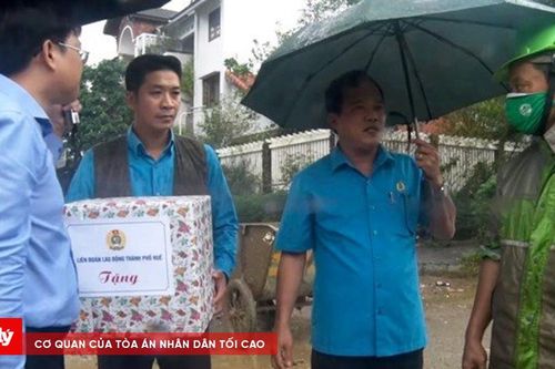 Liên đoàn Lao động TP. Huế trao quà động viên công nhân môi trường và cán bộ, chiến sĩ
