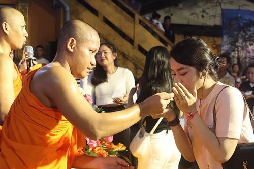 Hàng trăm người dự lễ cúng trăng Ok Om Bok của đồng bào Khmer giữa lòng TPHCM