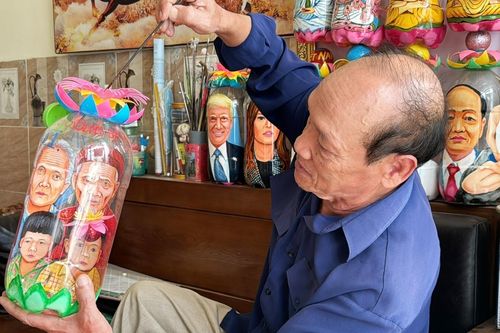 Người đàn ông ở Đồng Nai dùng cọ tự chế vẽ 7 chân dung trong một chai nhựa