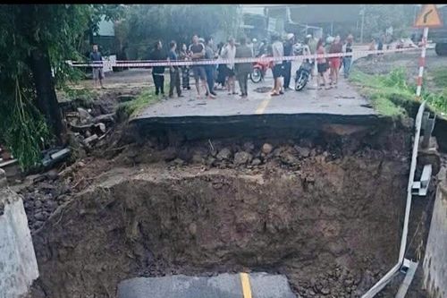 Đường sắt tê liệt, đường bộ chia cắt vì bão số 13