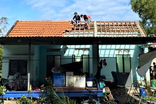 Người dân kể phút lốc xoáy quét qua, hàng loạt nhà tan hoang
