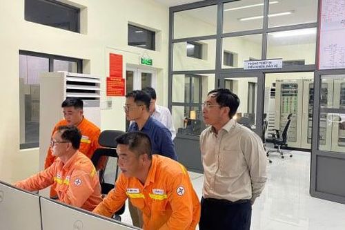 Giữ mạch điện an toàn, thông suốt giữa tâm bão 13
