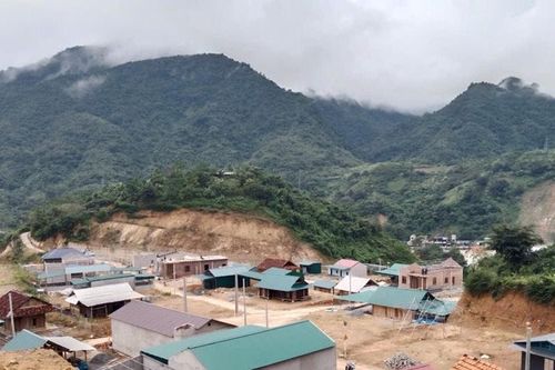 Người dân vùng lũ quét Hòa Sơn 'chờ điện, đợi nước' để chuyển đến khu tái định cư