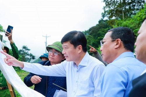 Chủ tịch UBND tỉnh Lê Hồng Vinh khảo sát vị trí tái định cư cho các hộ dân bị ảnh hưởng tại xã biên giới Nhôn Mai