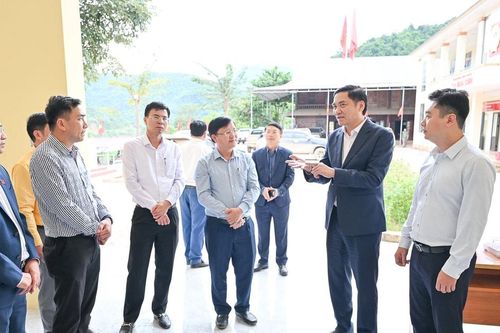Phó Bí thư Thường trực Tỉnh ủy, Chủ tịch HĐND tỉnh tiếp xúc cử tri xã biên giới Nhôn Mai