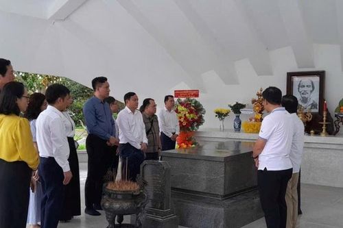 Ban chỉ đạo Thông tin đối ngoại tỉnh Nghệ An dâng hương tưởng niệm Cụ Phó bảng Nguyễn Sinh Sắc