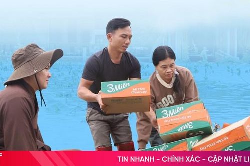 Chuyện chưa kể về anh nông dân chèo đò cứu trợ giữa tâm lũ