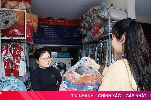 Mưa ẩm kéo dài, dịch vụ giặt sấy 'đắt hàng'