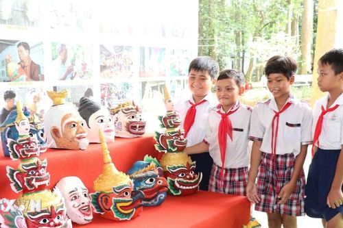 Độc đáo nghề làm mão, mặt nạ của người dân tộc Khmer ở Vĩnh Long