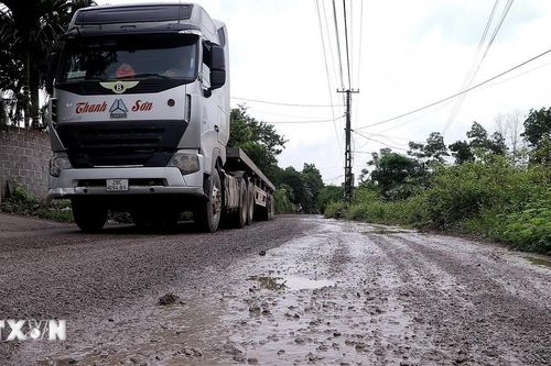 Phú Thọ: Người dân khốn khổ với con đường xuống cấp nhiều năm