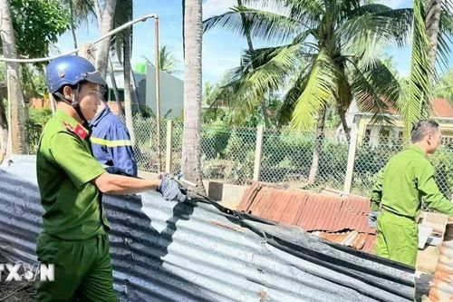 Công an tỉnh Gia Lai khẩn trương giúp người dân khắc phục hậu quả bão số 13