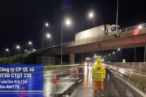 Cao tốc Vĩnh Hảo-Phan Thiết lại bị ngập sâu do mưa lũ, phải cấm đường