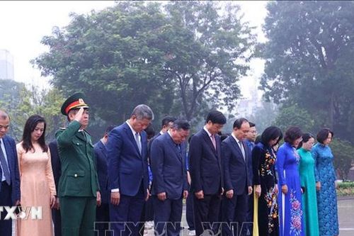 Lãnh đạo thành phố Hà Nội dâng hoa kỷ niệm 108 năm Cách mạng Tháng Mười Nga
