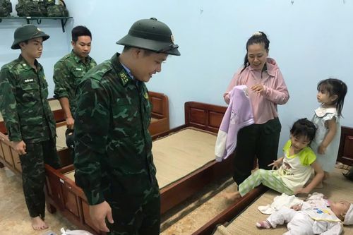 Bộ đội Biên phòng giúp dân ấm lòng trong những ngày bão