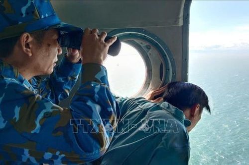 Trực thăng quân đội hỗ trợ tìm kiếm 3 người mất tích trên biển