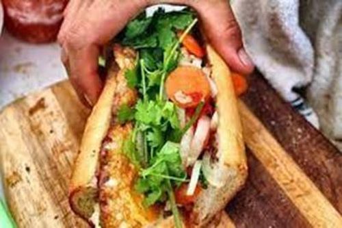 Hàng chục người nhập viện cấp cứu sau khi ăn bánh mì ở quán vỉa hè