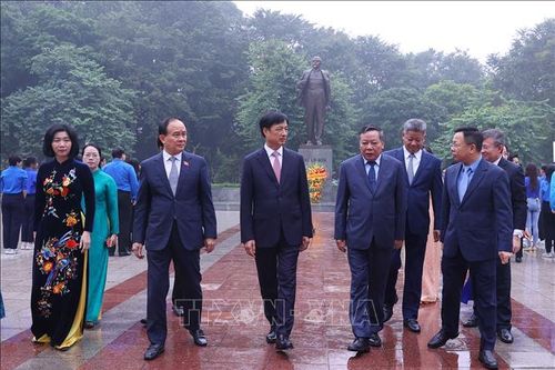 Lãnh đạo thành phố Hà Nội dâng hoa kỷ niệm 108 năm Cách mạng Tháng Mười Nga