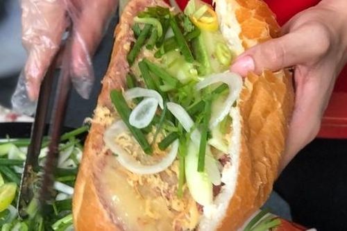 Thêm 11 ca nhập viện, có người phải hồi sức tích cực nghi do ăn bánh mì