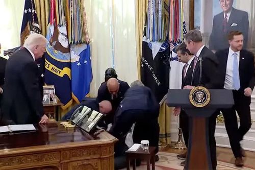Người đàn ông đổ gục cạnh ông Trump tại Nhà Trắng