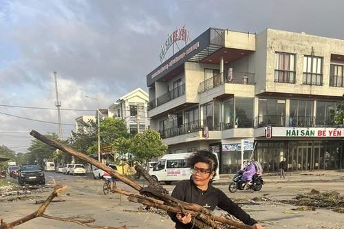 Đà Nẵng tổng lực làm sạch tuyến ven biển sau bão số 13