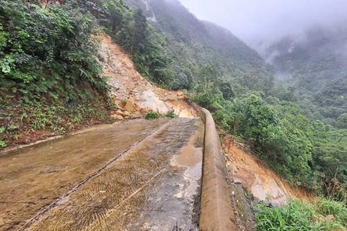 Huế: Một số tuyến đường còn khó khăn trong lưu thông sau lũ lớn