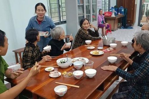 Xã Tuy Phước Bắc di dời toàn bộ người già, trẻ nhỏ đến nơi an toàn tránh bão