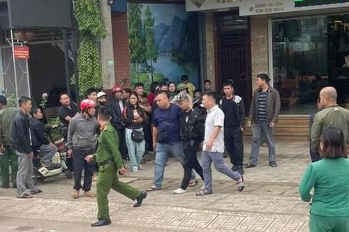 Người dân khống chế thành công đối tượng cướp tiệm vàng