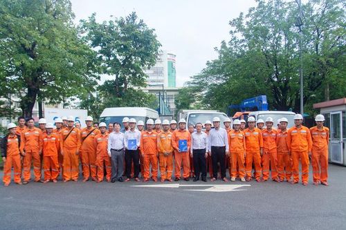 Điện lực Huế hỗ trợ Điện lực Gia Lai khắc phục lưới điện sau bão số 13