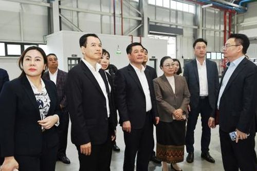 Chùm ảnh: Bộ trưởng Bộ Công Thương Việt Nam và Lào thăm, làm việc tại Nhà máy ô tô Thành Công Việt Hưng