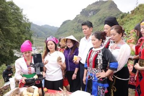 Sìn Hồ vươn mình từ khoai sâm đất và cái bắt tay của '3 nhà'