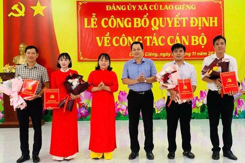 Đảng ủy xã Cù Lao Giêng trao quyết định công tác cán bộ
