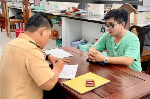 Lập biên bản 2 tài xế vượt phải sai quy định sau khi bị người dân ghi hình phản ánh