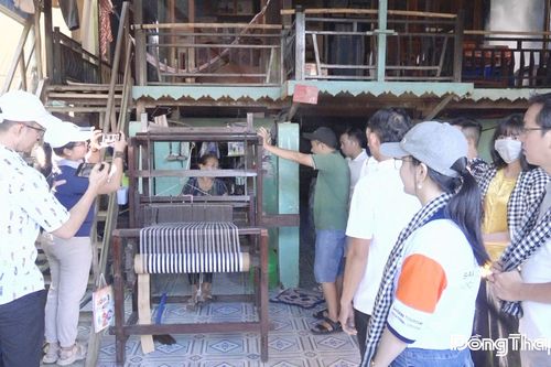 Trăm năm khăn choàng quê ngoại
