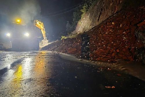 Khẩn trương khắc phục sự cố sạt lở đèo Tô Na