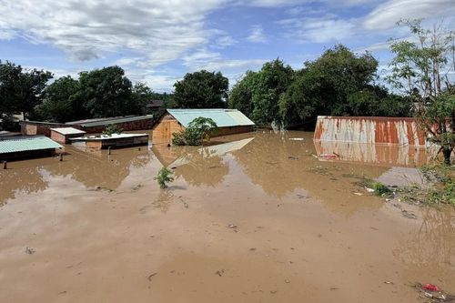 Hàng trăm nhà dân tại 'rốn lũ' Ayun Pa chìm trong biển nước