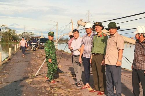 Phó Chủ tịch UBND tỉnh Dương Mah Tiệp kiểm tra, chỉ đạo khắc phục hậu quả bão lụt tại Tuy Phước
