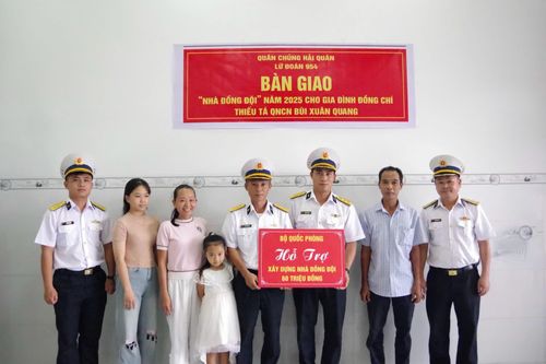 Lữ đoàn Không quân Hải quân 954 bàn giao 3 'Nhà đồng đội' cho quân nhân khó khăn