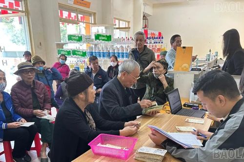 Lào Cai đẩy mạnh chi trả lương hưu, trợ cấp bảo hiểm xã hội qua tài khoản
