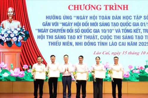'Đòn bẩy' cho chuyển đổi số toàn diện