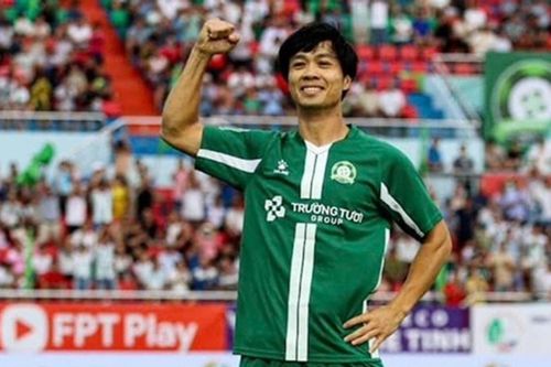 Công Phượng sang Singapore tái kiểm tra chấn thương