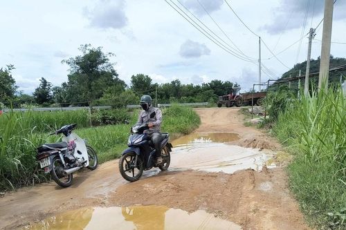Nhiều hộ dân khổ sở với đoạn đường lầy lội
