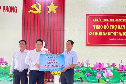 Xã Hàm Thuận Nam chung tay ủng hộ Nhân dân Tuy Phong bị thiệt hại do lũ
